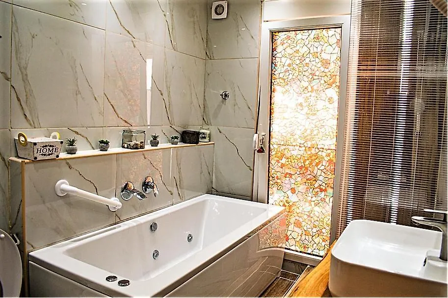 Kassandrou Suite Hot Tub-Jakuzzi - 2 Bedrooms - Big Balcony - Center Thessaloniki Apartment